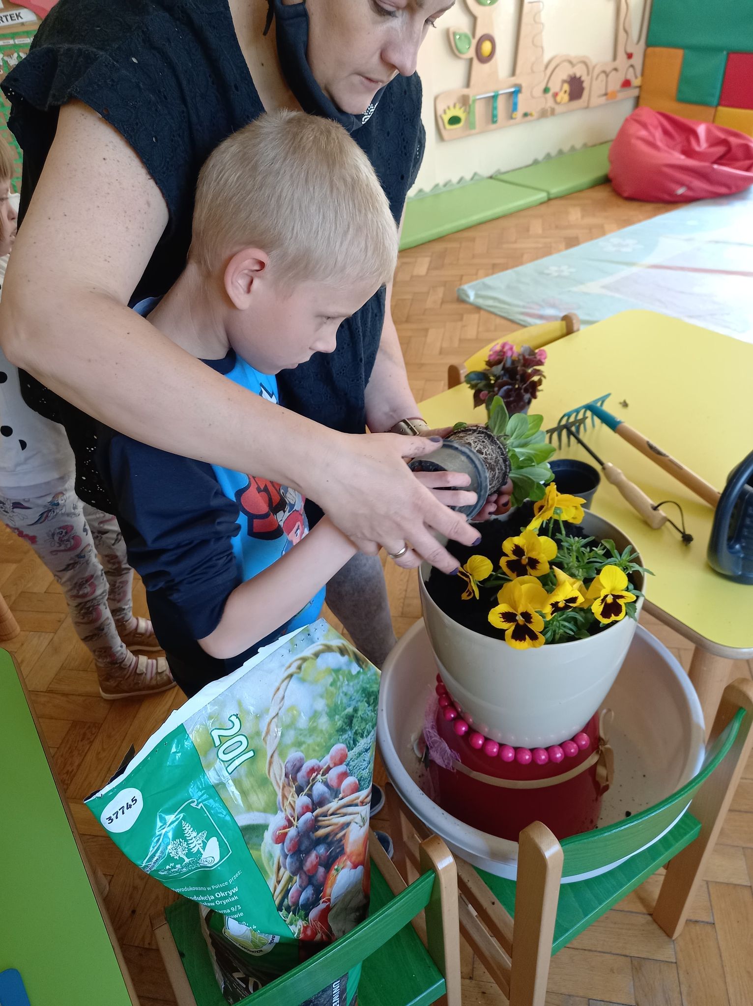 Dziecko sadzi kwiatki
