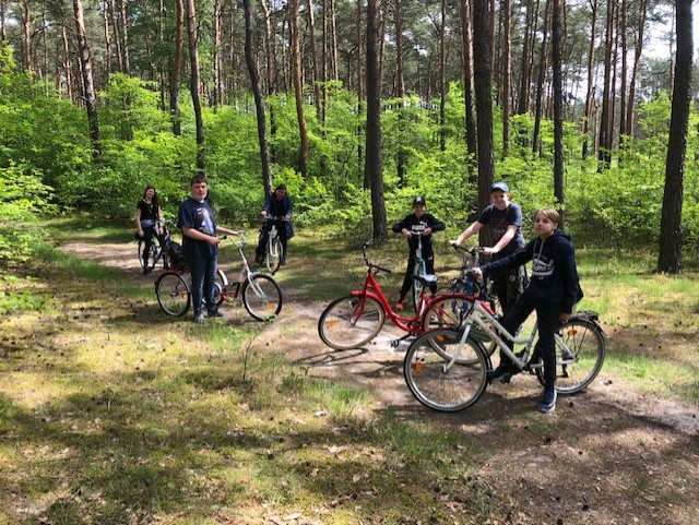 Grupa młodzieży na rowerach