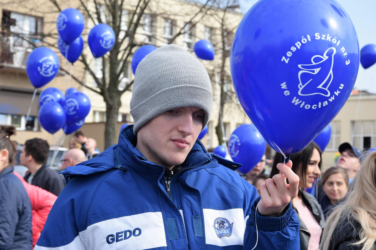 Chłopiec trzymający niebieski balon z logo Zespołu Szkół nr 3