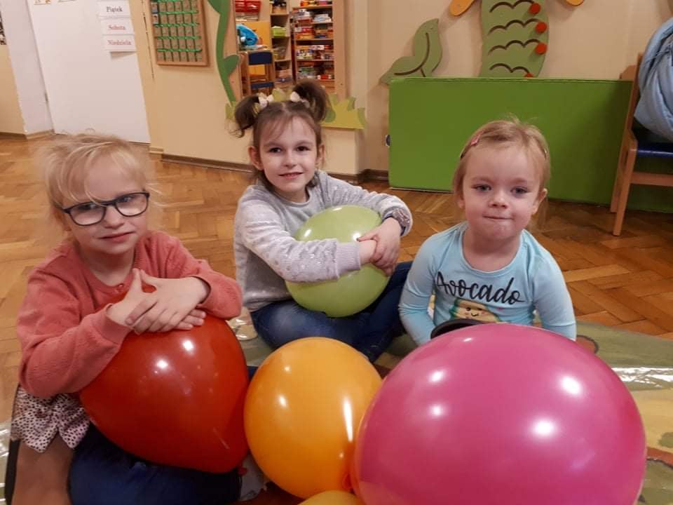 Przedszkolaki z balonami