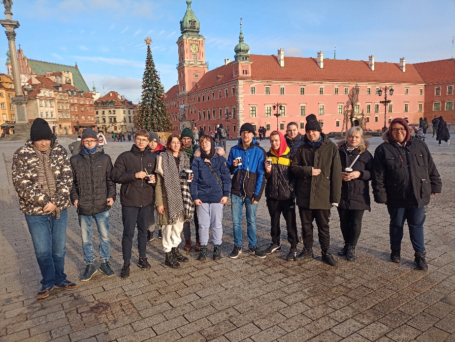 Grupa uczniów na wycieczce w Warszawie