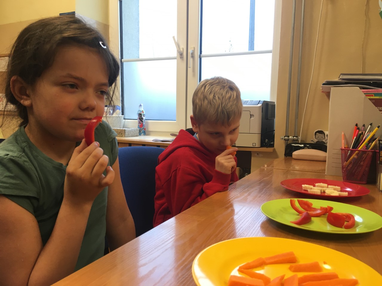 Dzieci w trakcie zajęć z warzywami