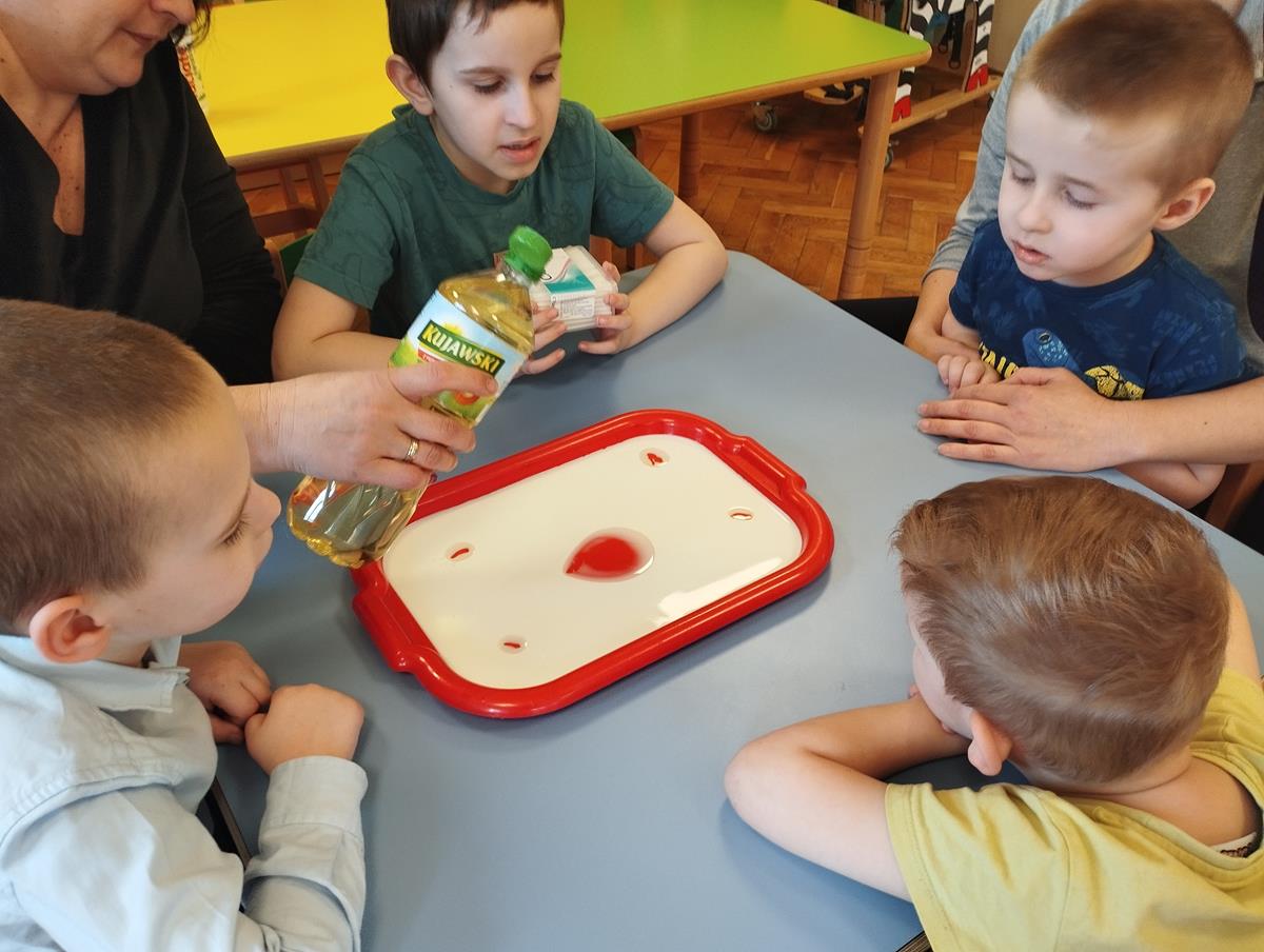 Przedszkolaki eksperymentują z mlekiem