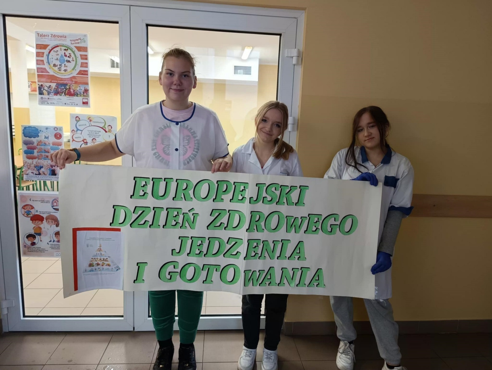 Dzieci trzymają plakat zdrowego żywienia